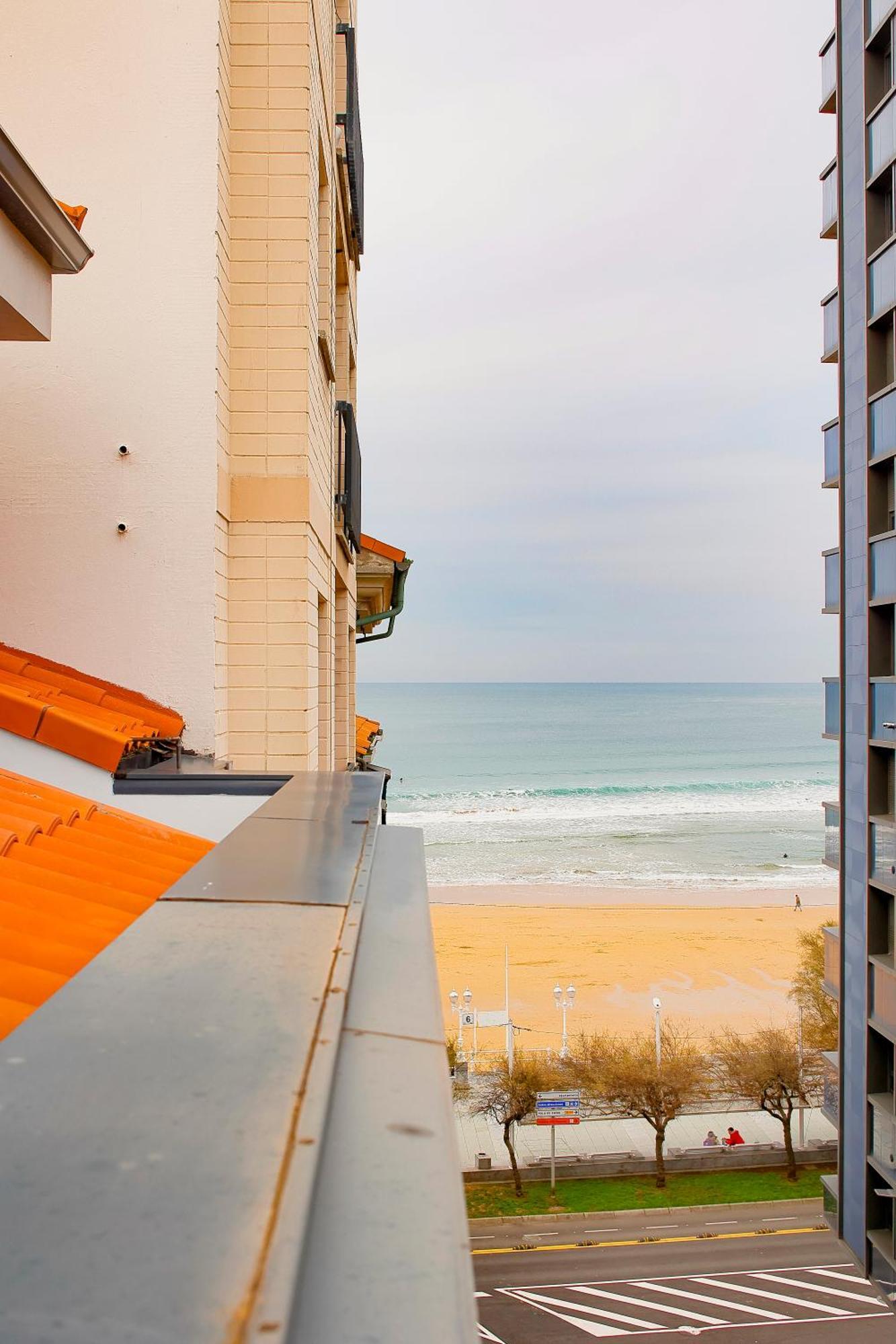Atico Con Terraza En Playa De San Lorenzo 기욘 외부 사진