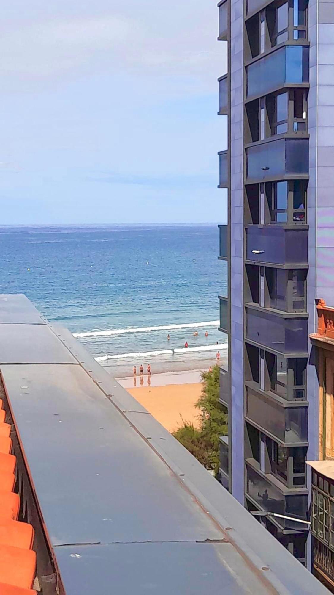Atico Con Terraza En Playa De San Lorenzo 기욘 외부 사진